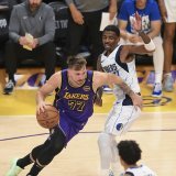 Luka Doncic déborde Kyrie Irving dans une rencontre qu'il a survolée. KEYSTONE/AP/Kyusung Gong